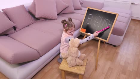 Niña-jugando-en-profesores