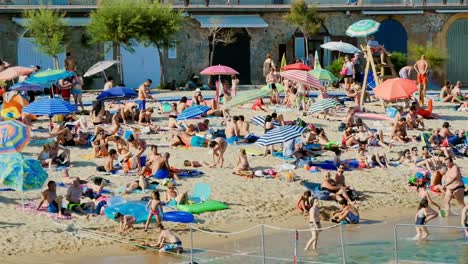 Urlaub-am-Strand-in-Spanien-im-Sommer