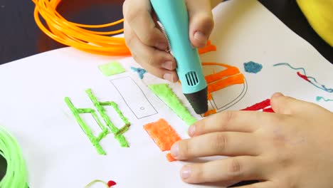 child-draws-helicopter-with-3D-pen