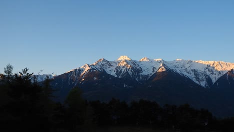 Zeitraffer-auf-den-Gipfeln-der-Alpen-noch-Schnee-im-Frühjahr