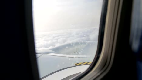 Wolken-durch-das-Fenster-ein-Düsenjet.