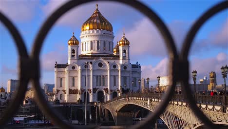 Kathedrale-von-Christus-dem-Erlöser-in-Moskau-durch-Rahmen-des-Zauns-Brücke-über-die-Moskwa