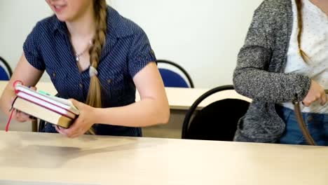 Bildung-lernen-Lektion-Anfang-Studenten-sitzen