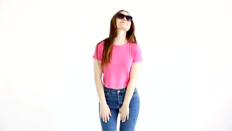 schöne-fröhliche-Mädchen-mit-Sonnenbrille,-Rosa-Top-und-Jeans-posiert-an-weißer-Wand