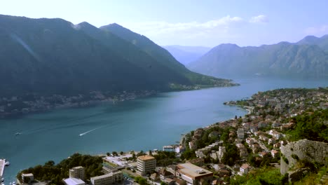 Schießen-aus-der-Höhe-auf-die-Bucht-und-das-Gebirge