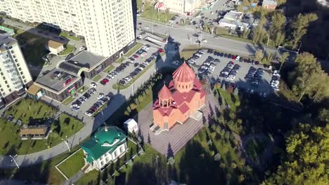 Draufsicht-auf-die-Christian-Church-in-der-Stadt.-Video.-Blick-auf-den-heiligen-Tempel-im-urbanen-Umfeld