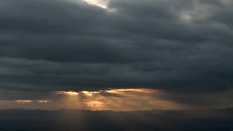 Licht-im-Dunkel-und-dramatisch-Gewitterwolken-Hintergrund,-schwarze-Cumuluswolken-vor-Beginn-eines-starken-Sturms