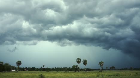 Las-nubes-de-lluvia-en-movimiento-lento-con-flash-del-relámpago-en-el-lado-izquierdo.-Vista-de-la-iluminación-en-las-nubes-de-tormenta.