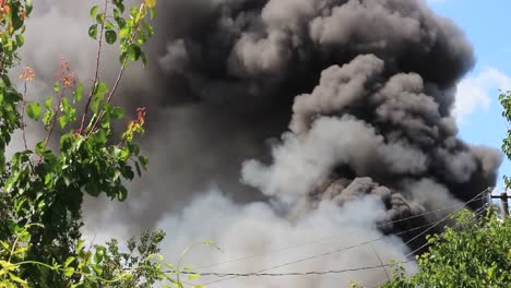 Un-incendio-quema.-Nubes-negras-de-humo