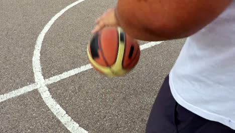 Hand-dribbelt-den-Basketball-ball