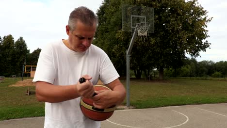 Man-pumpt-Basketball-ball