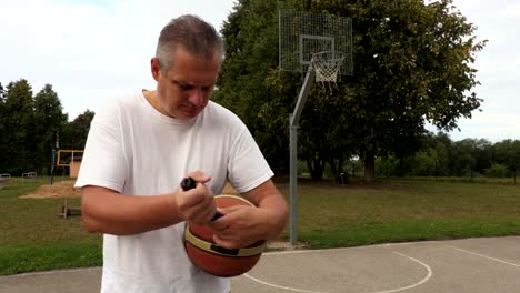 Hombre-bombeo-bola-de-baloncesto