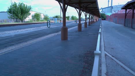 Puesta-de-sol-de-la-estación-de-tren-espera-área-panorámica-Video