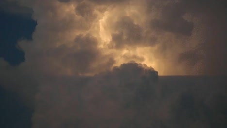 (Live-Action)-Entlastung-in-gigantischen-Cumulonimbus-Incus-oder-Amboss-in-der-Nacht-beobachtet.