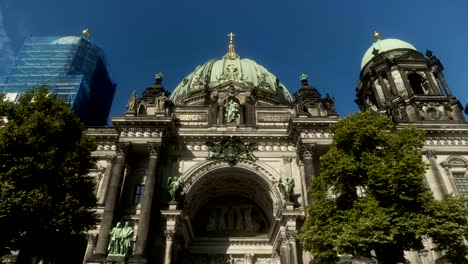 Berliner-Dom-vor-dem-Eingang