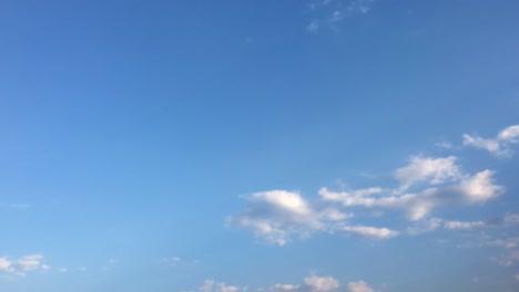 schönen-blauen-Himmel-mit-Wolken-Hintergrund.-Himmel-Wolken.-Himmel-mit-Wolken-Wetter-Natur-Wolke-blau.-Blauer-Himmel-mit-Wolken-und-Sonne.