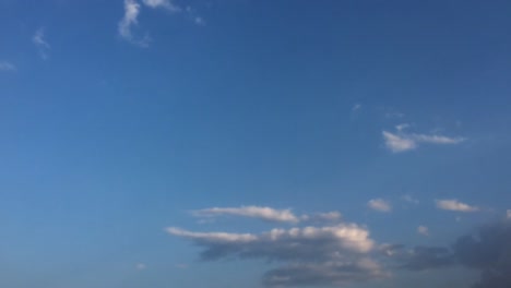 hermoso-cielo-azul-con-fondo-de-nubes