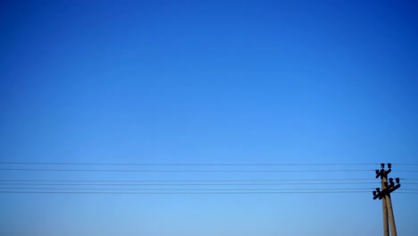 Cables-sobre-el-camino-ferroviario.-Tiro-en-movimiento.