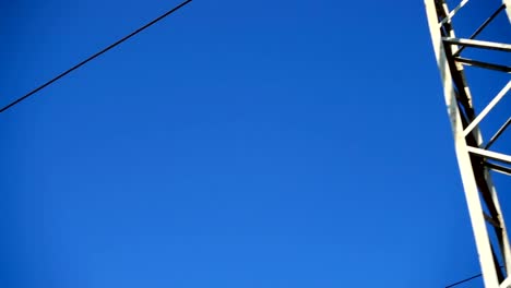 Cables-sobre-el-camino-ferroviario.-Tiro-en-movimiento.