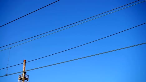 Cables-sobre-el-camino-ferroviario.-Tiro-en-movimiento.