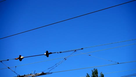 Cables-sobre-el-camino-ferroviario.-Tiro-en-movimiento.