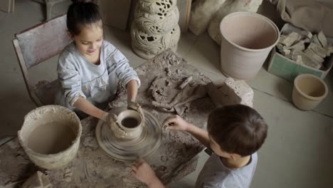 Kids-Making-Pottery-in-Workshop