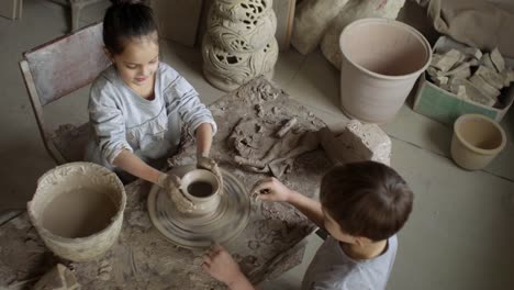 Hacer-cerámica-en-el-taller-de-niños