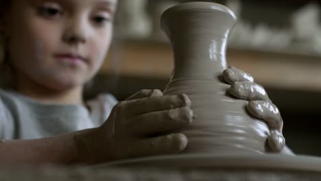 Niedliche-Mädchen-werfen-Vase-auf-der-Töpferscheibe