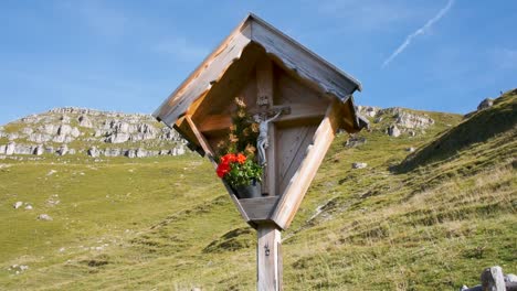 Crucifijo-de-madera-en-un-paisaje-de-montaña