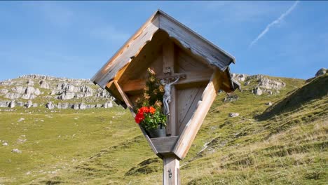 Hölzernes-Kruzifix-in-einer-Berglandschaft