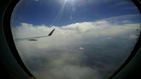 Ala-del-aeroplano-volando-por-las-nubes-sobre-la-ciudad