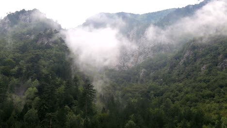 Nubes-en-las-montañas