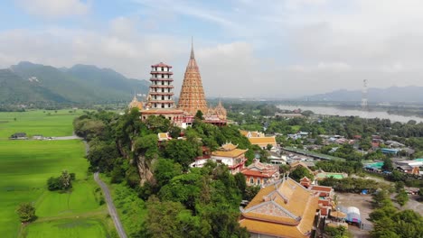 Vista-aérea-paisaje-de-Wat-Tham-Sua,-Tha-Muang-District,-Kanchanaburi-Tailandia