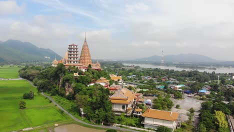 Luftbild-Landschaft-von-Wat-Tham-Sua,-Tha-Muang-Bezirk,-Kanchanaburi-Thailand