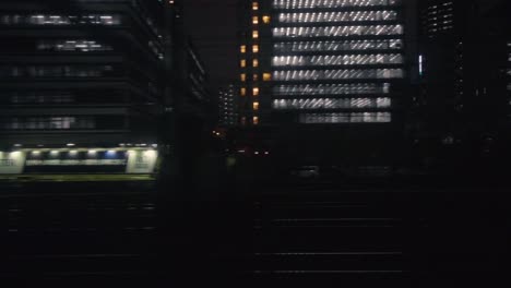 Pasar-la-noche-de-la-estación-de-Metro-de-Tokio