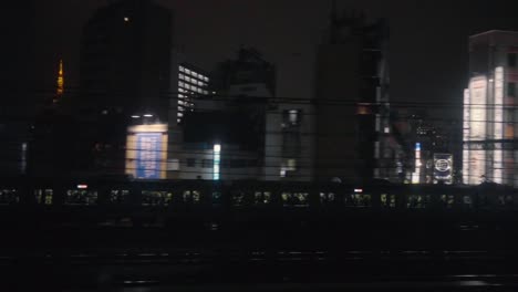 Pasar-la-noche-de-la-estación-de-Metro-de-Tokio