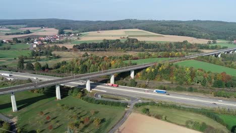 Autobahn-und-Eisenbahn-Spur---Luftbild