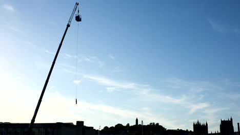 hohen-Kran-arbeiten-bei-Sonnenuntergang-im-Hafen---Bristol,-UK