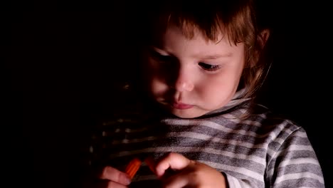 Little-girl-the-child-learns-to-close-the-felt-pen,-slow-motion