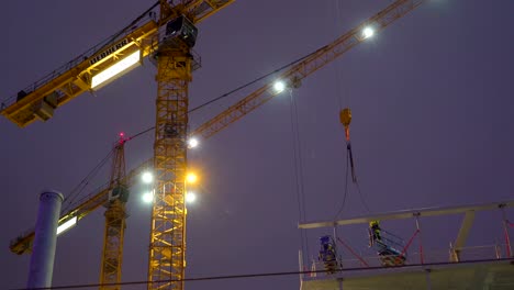 Die-Lichter-auf-dem-Kran-in-der-Nacht-in-Stockholm-Schweden