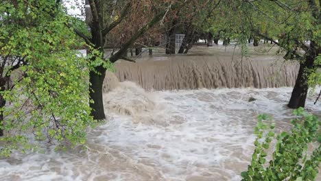 El-río-Serio-hinchado-después-de-fuertes-lluvias.-Provincia-de-Bérgamo,-Italia-norteña