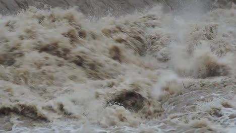 El-río-Serio-hinchado-después-de-fuertes-lluvias.-Provincia-de-Bérgamo,-Italia-norteña