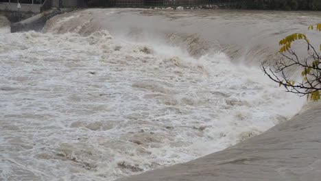 Serio-Flusses-geschwollen-nach-starken-Regenfällen.-Provinz-von-Bergamo,-Italien