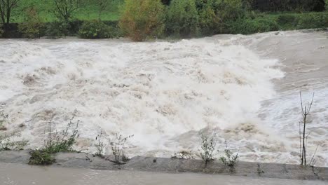 El-río-Serio-hinchado-después-de-fuertes-lluvias.-Provincia-de-Bérgamo,-Italia-norteña