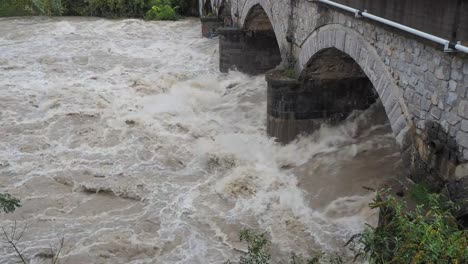 Serio-Flusses-geschwollen-nach-starken-Regenfällen.-Provinz-von-Bergamo,-Italien