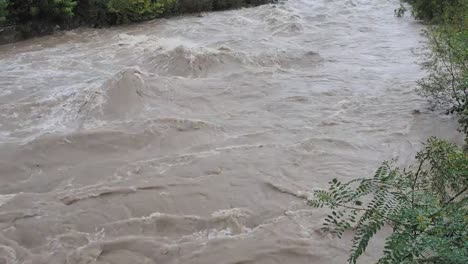 El-río-Serio-hinchado-después-de-fuertes-lluvias.-Provincia-de-Bérgamo,-Italia-norteña