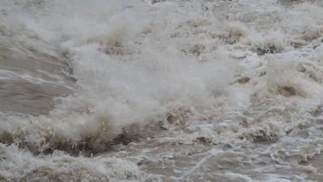 El-río-Serio-hinchado-después-de-fuertes-lluvias.-Provincia-de-Bérgamo,-Italia-norteña