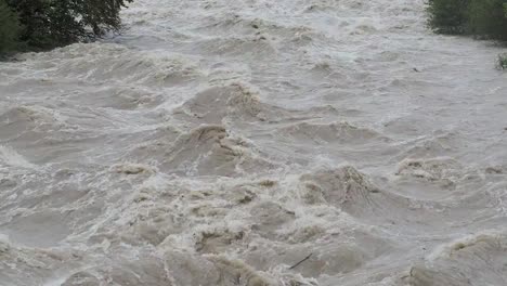 El-río-Serio-hinchado-después-de-fuertes-lluvias.-Provincia-de-Bérgamo,-Italia-norteña