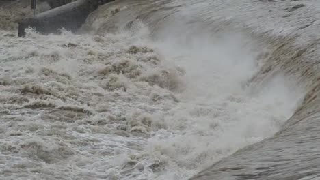 El-río-Serio-hinchado-después-de-fuertes-lluvias.-Provincia-de-Bérgamo,-Italia-norteña