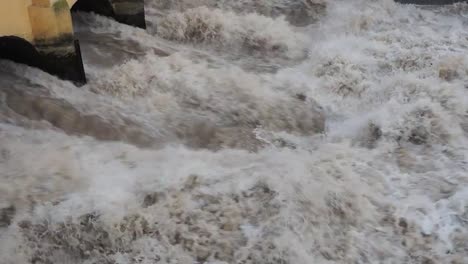 El-río-Serio-hinchado-después-de-fuertes-lluvias.-Provincia-de-Bérgamo,-Italia-norteña